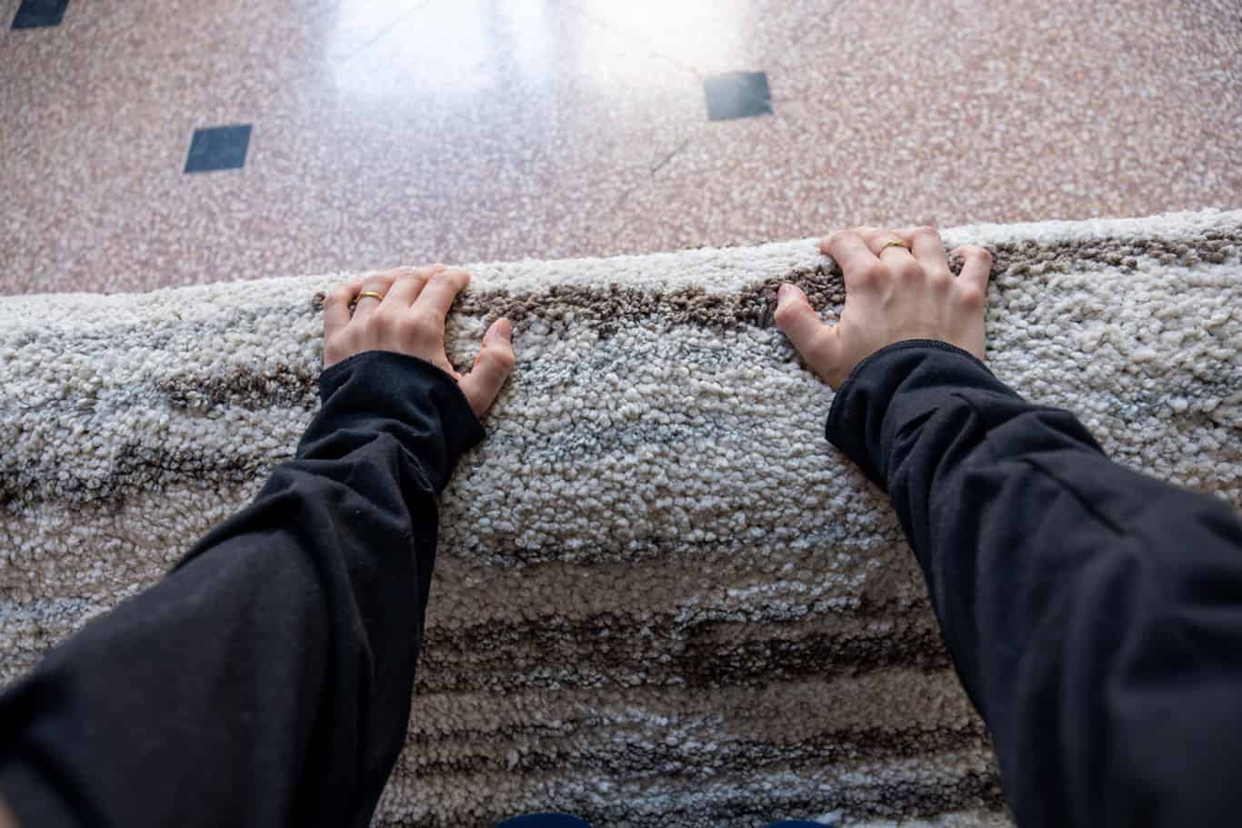 how to straighten a rug