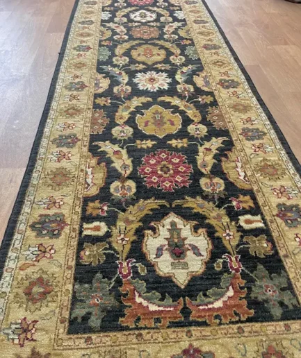 Elegant patterned rug with rich colours.